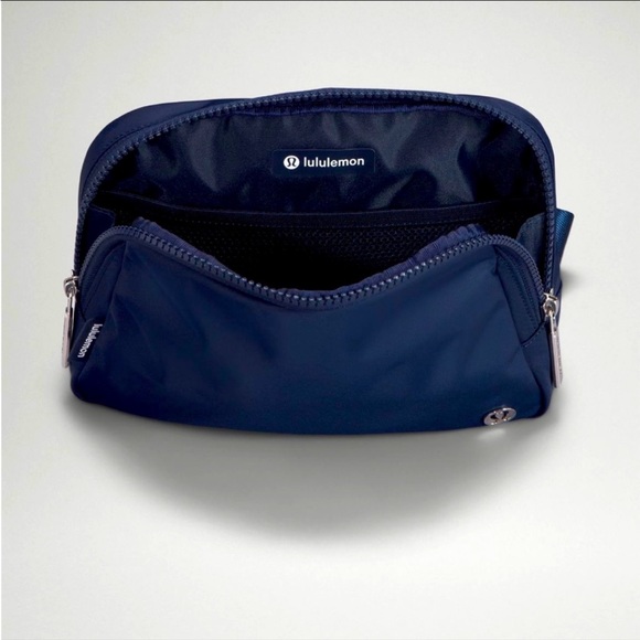 🔥1 Day Sale🔥NWT Lululemon Athletica Everywhere belt bag, (Large) 2L, True Navy - Picture 4 of 16